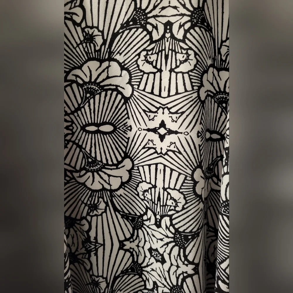 Black & White Sleeveless Lola Dress- Size M - Picture 6 of 9